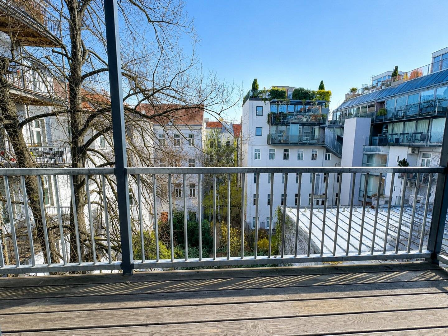 Großzügige City Residence mit zentrumsnahem Altbaucharme, Freifläche & Grünblick
