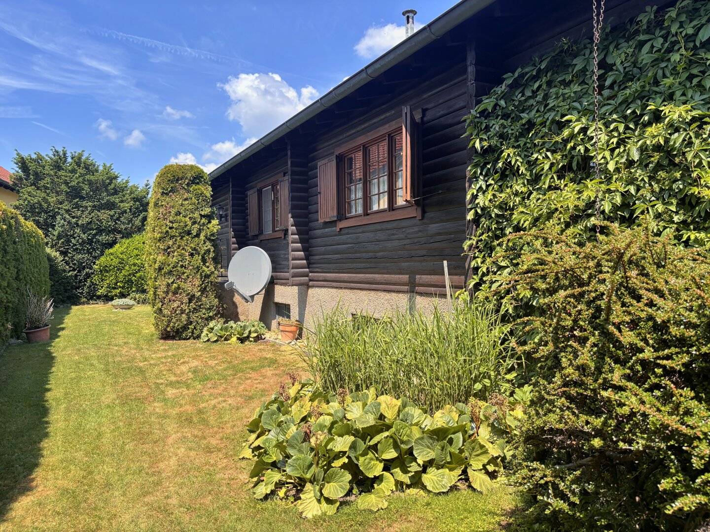 Raum für Ihre Ideen: Bauland-Kerngebiet Handelseinrichtungen - Baugrund mit unterkellertem Ferienhaus (Chalet)