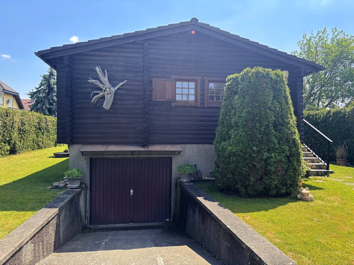 Raum für Ihre Ideen: Bauland-Kerngebiet Handelseinrichtungen - Baugrund mit unterkellertem Ferienhaus (Chalet)