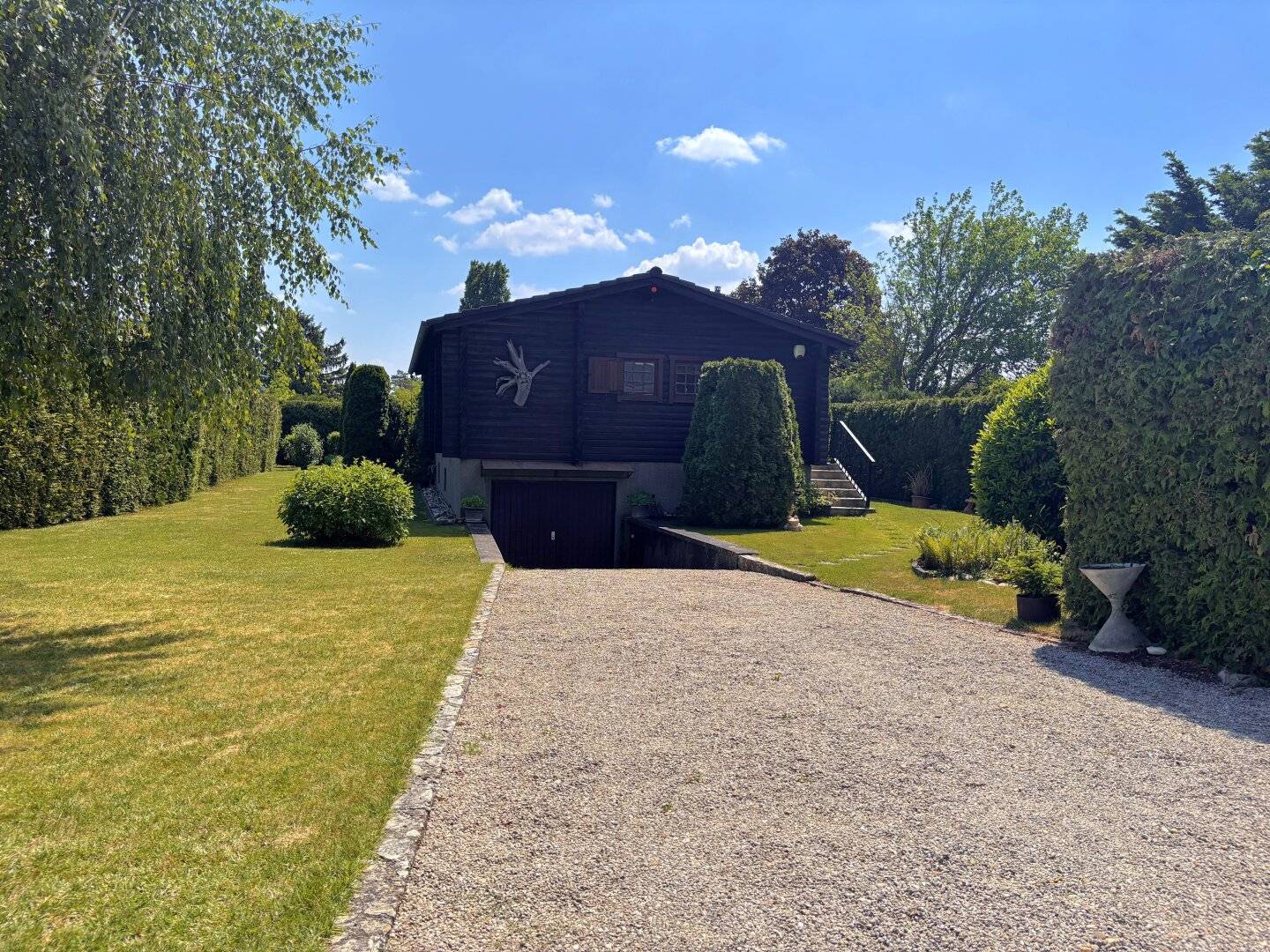 Raum für Ihre Ideen: Bauland-Kerngebiet Handelseinrichtungen - Baugrund mit unterkellertem Ferienhaus (Chalet)