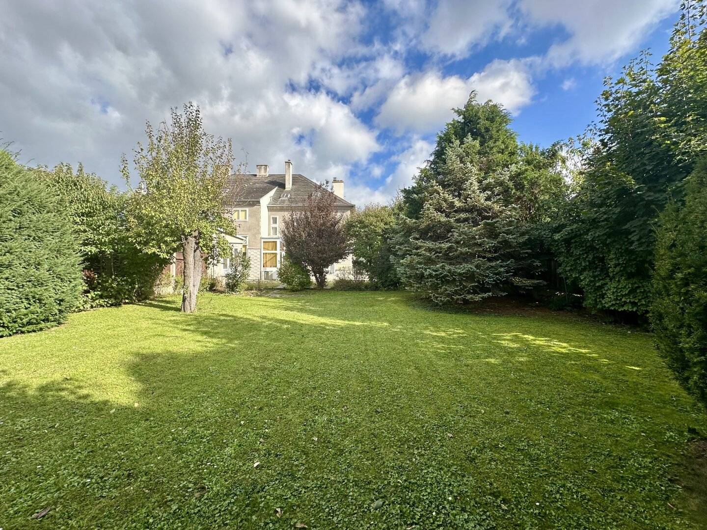 Traumhafte Villa in Baden: ca. 800 m² Grundstück, zentrumsnah, 200 m² mit erheblichem Ausbaupotenzial!