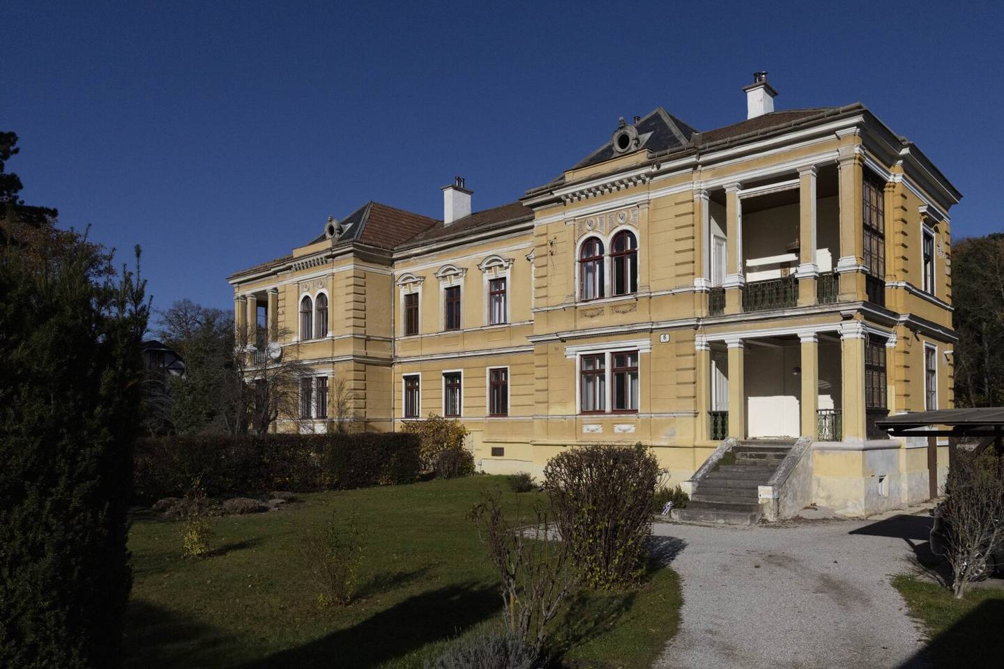 Historische Villa auf großzügigem Parkgrundstück mit Ausbau- und Erweiterungspotenzial in Bestlage der Hinterbrühl
