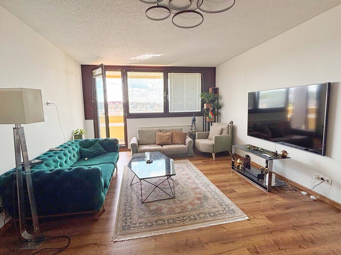 Einziehen & Wohlfühlen: Sanierte 3-Zimmer-Wohnung mit sonniger Loggia, Lift & Fernblick