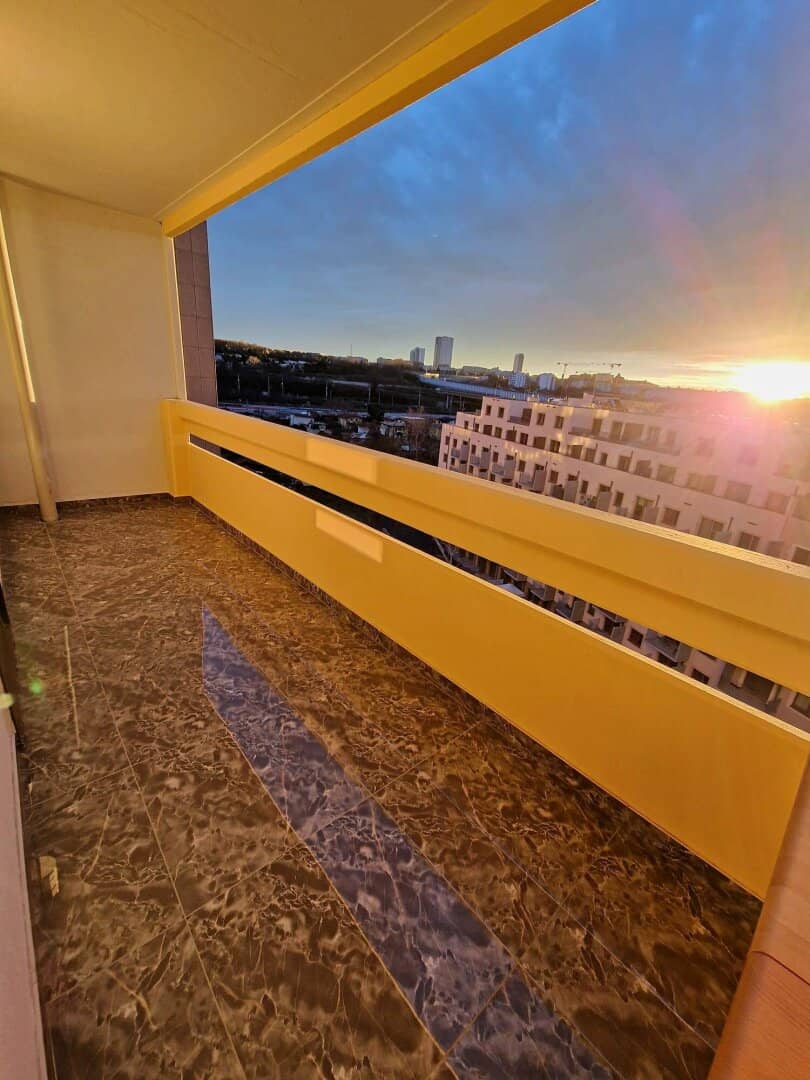 Einziehen & Wohlfühlen: Sanierte 3-Zimmer-Wohnung mit sonniger Loggia, Lift & Fernblick