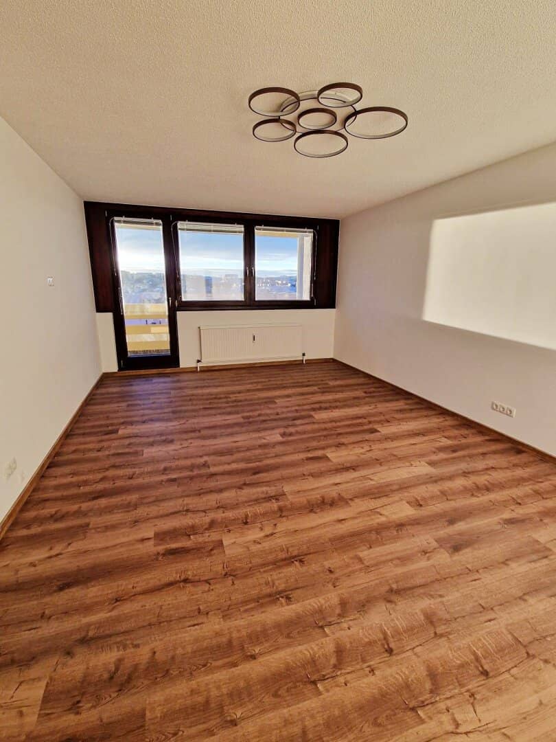 Einziehen & Wohlfühlen: Sanierte 3-Zimmer-Wohnung mit sonniger Loggia, Lift & Fernblick