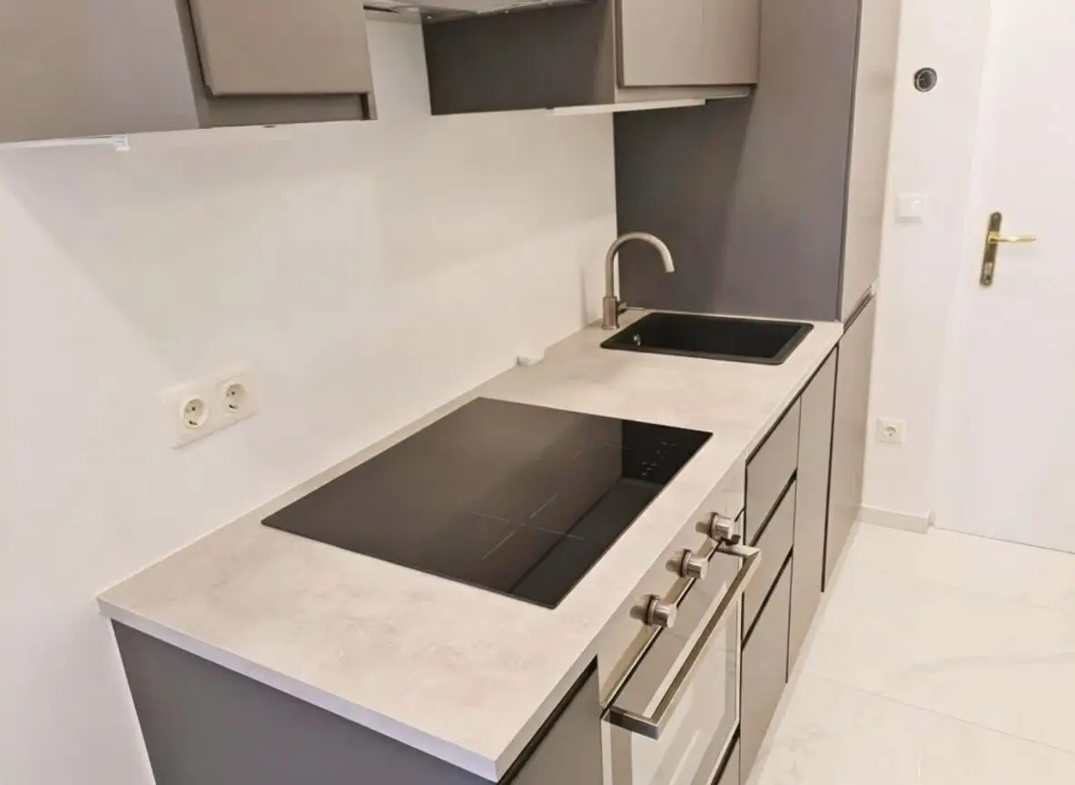 Sanierte Zimmer/Küche Altbauwohnung als Anlageobjekt, zur Vorsorge für alle Fälle oder als kompakte Erstwohnung perfekt geeignet.