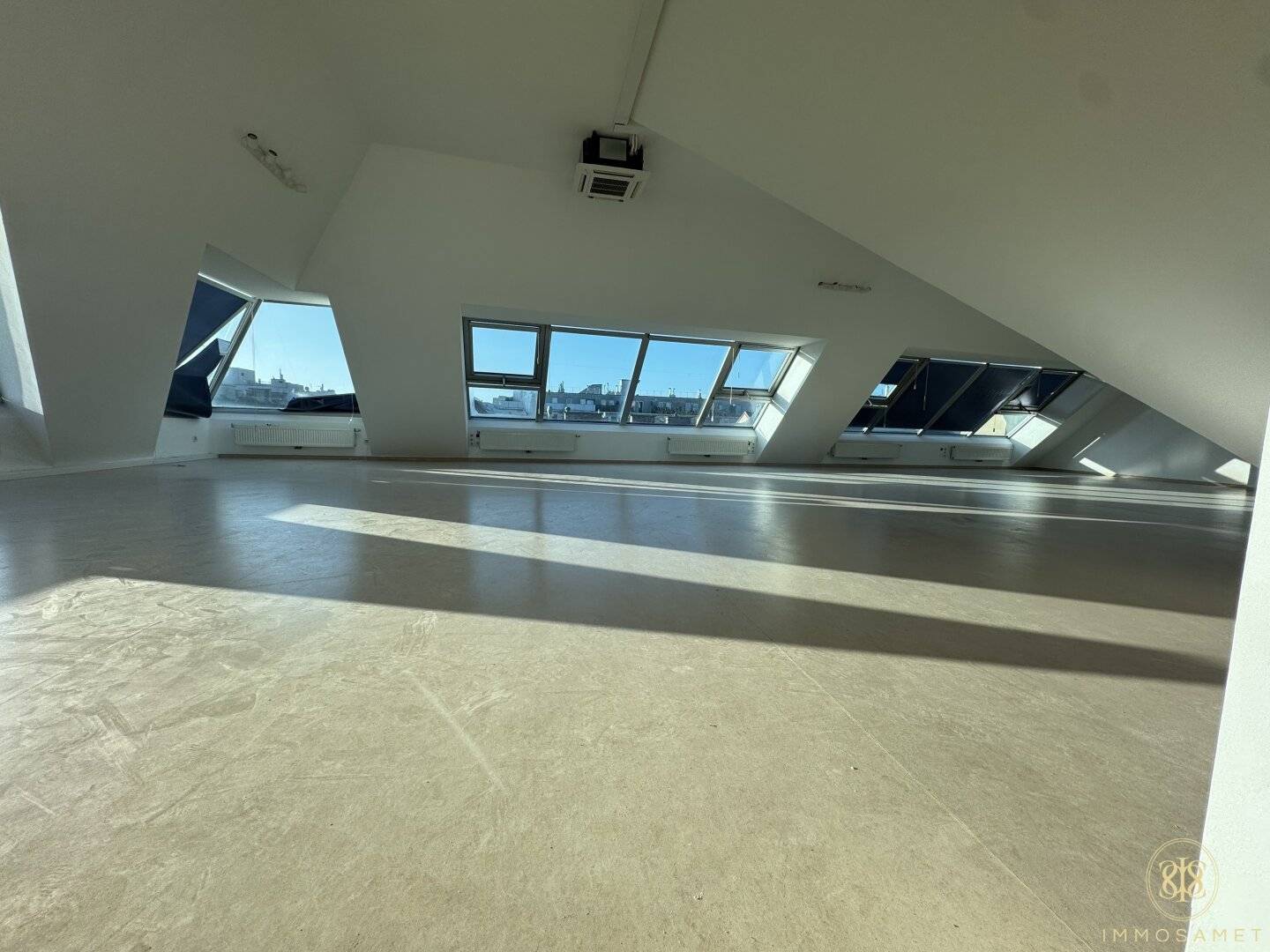 Therapieräume/ Pilatesstudio/ Atelier: Absolutes Lichtjuwel im Dachgeschoss zur Vermietung