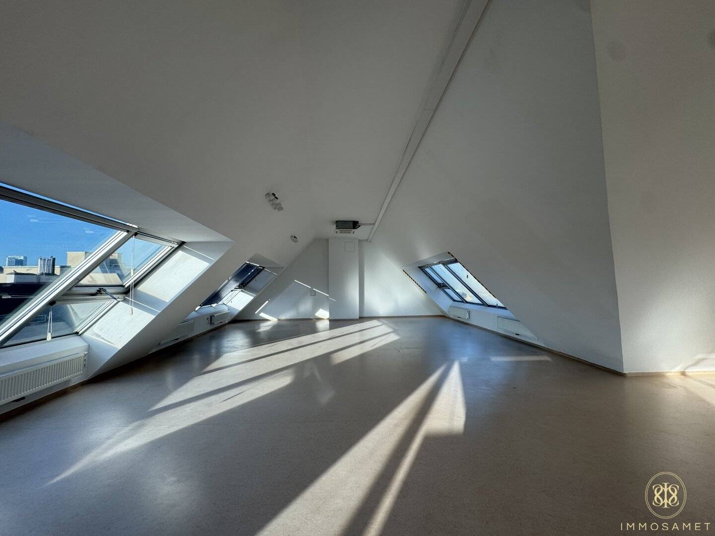 Therapieräume/ Pilatesstudio/ Atelier: Absolutes Lichtjuwel im Dachgeschoss zur Vermietung