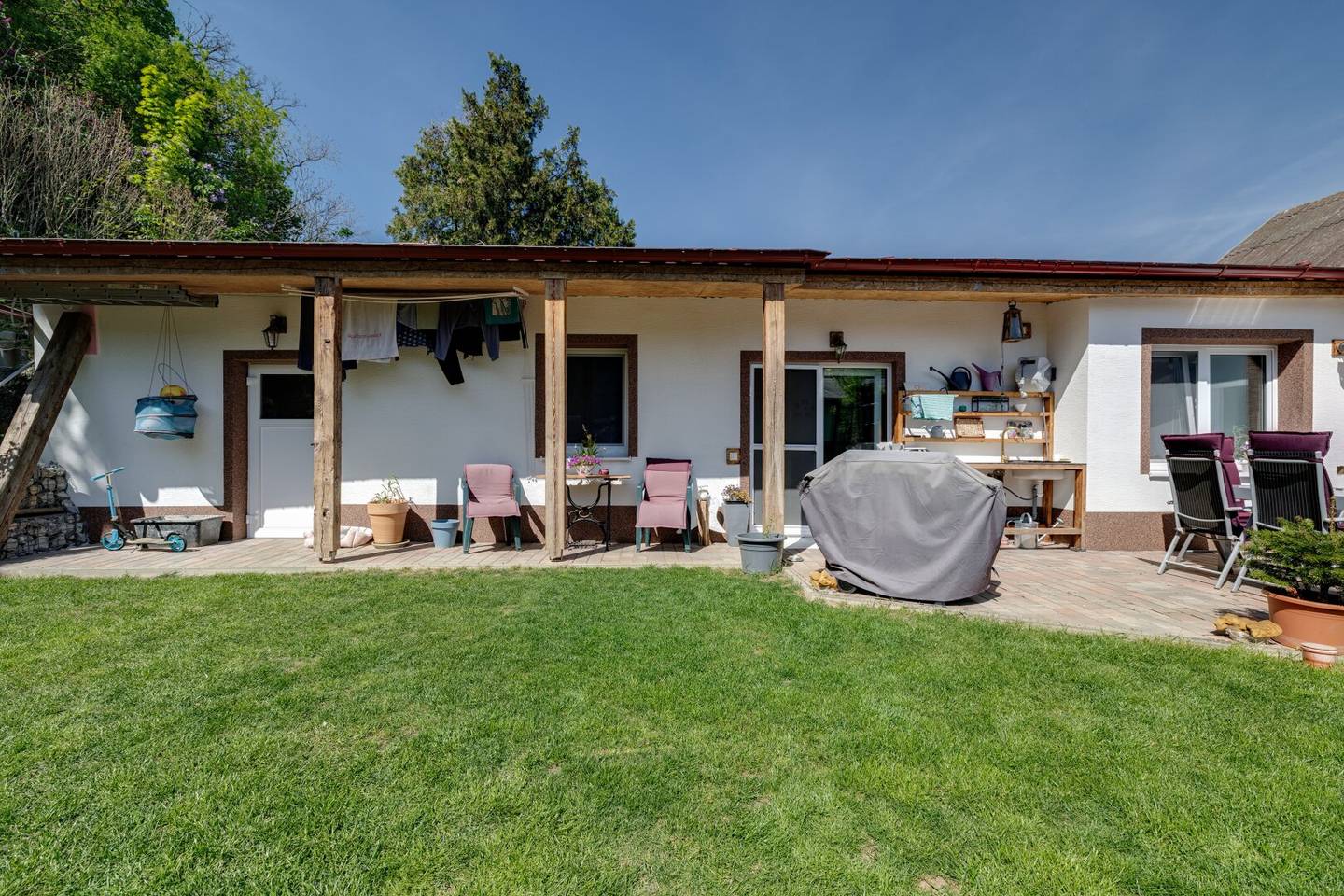 Entzückendes Einfamilienhaus mit 4 Zimmern, kleinem Waldhang und gepflegtem Sonnengarten