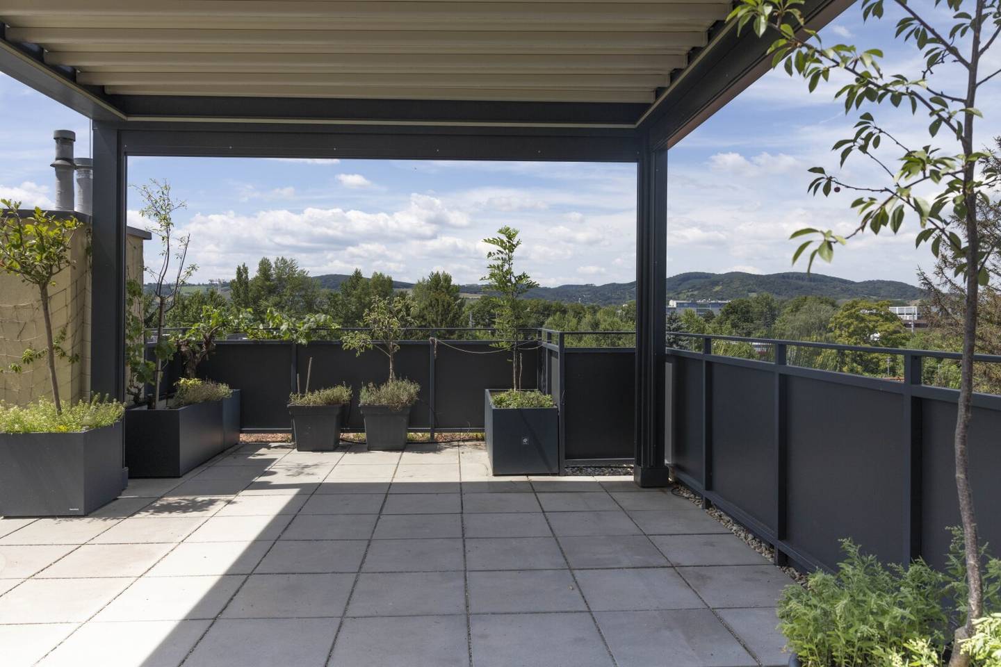 Mehr Freiraum. Mehr Lebensqualität. Mehr Zuhause. Modernes Wohnen in Grünruhelage – mit Dachterrasse und perfekter Anbindung.