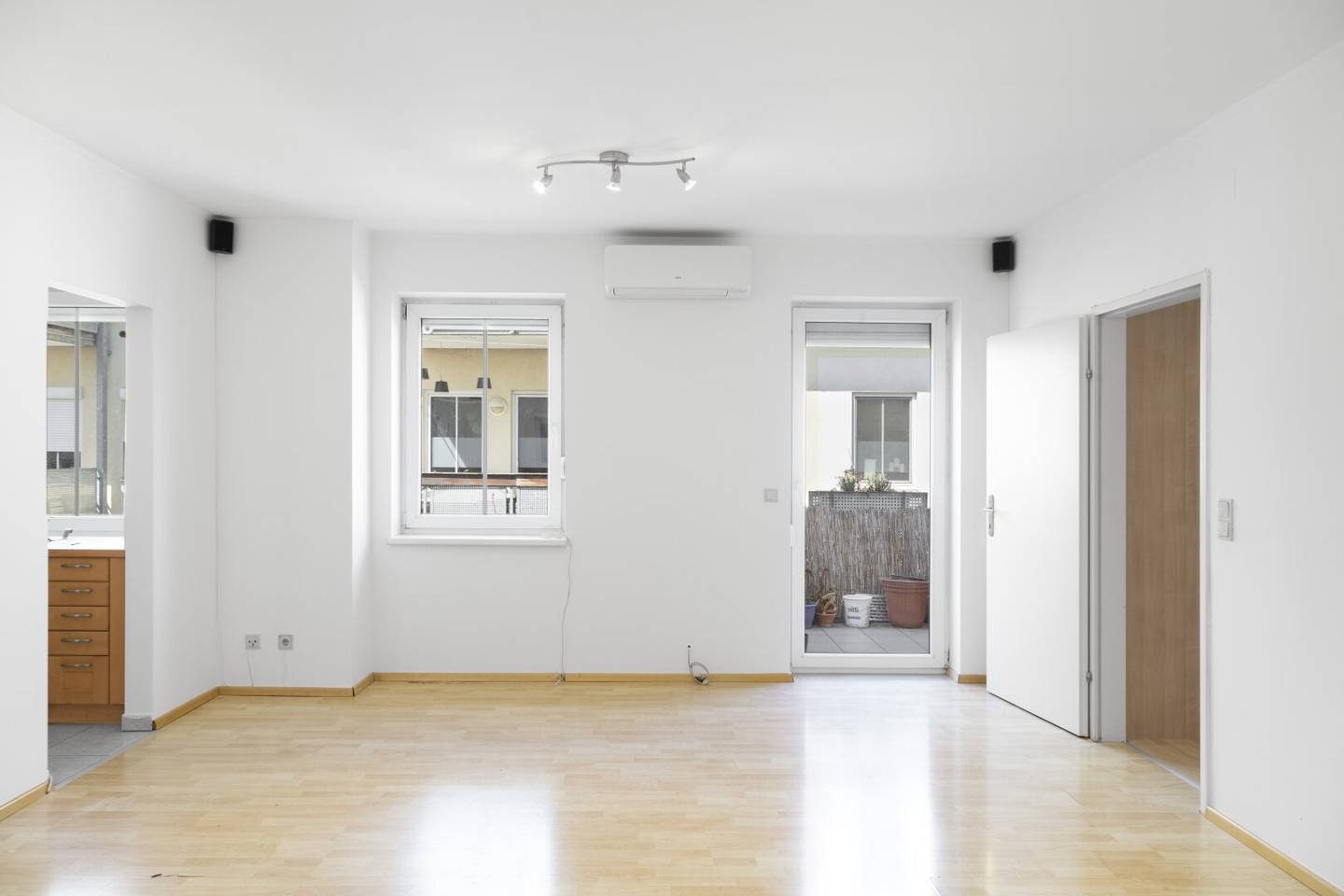2-Zimmer-Wohnung in ruhiger Lage – Balkon, Klima & Garagenplatz