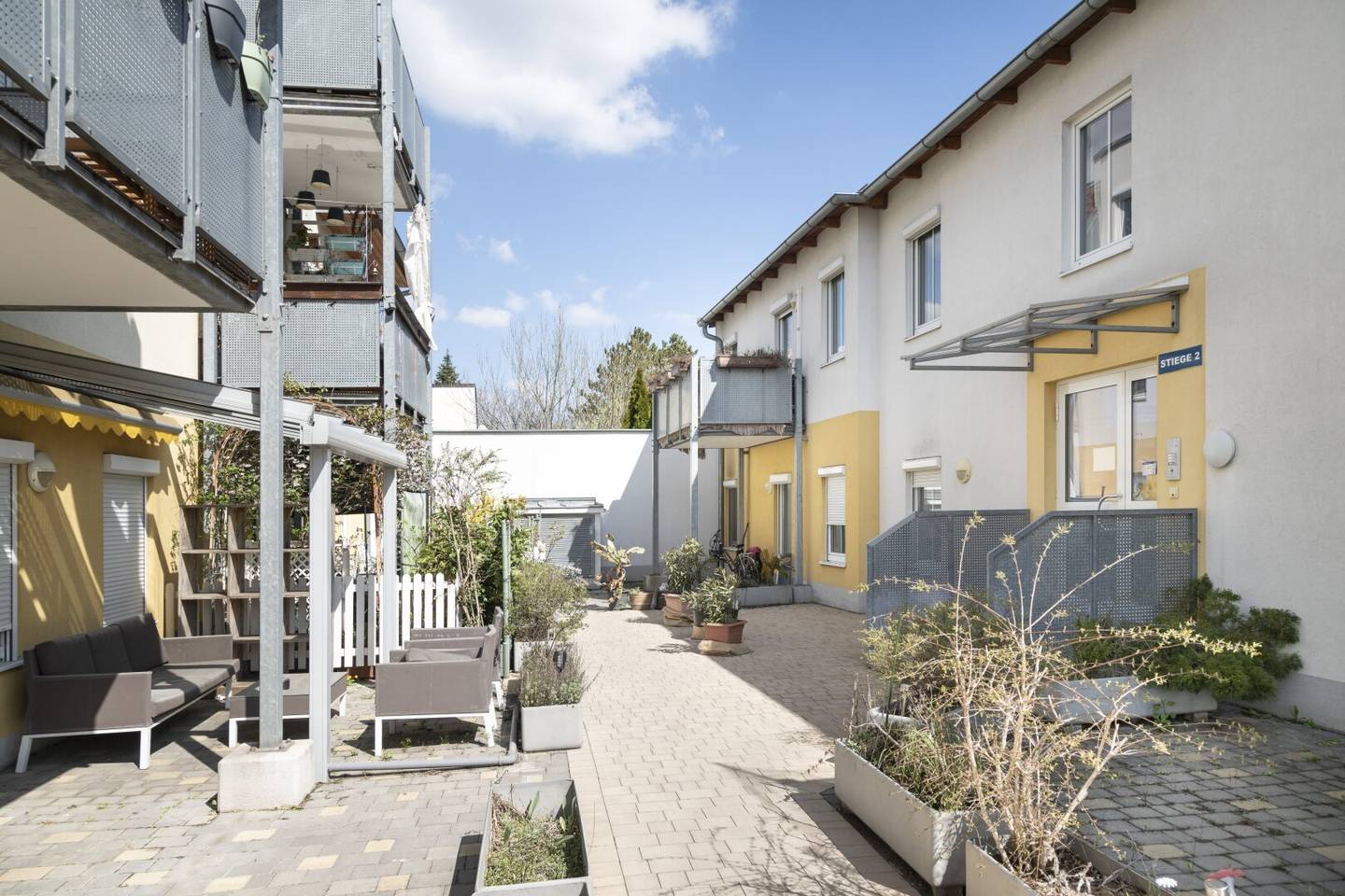 2-Zimmer-Wohnung in ruhiger Lage – Balkon, Klima & Garagenplatz
