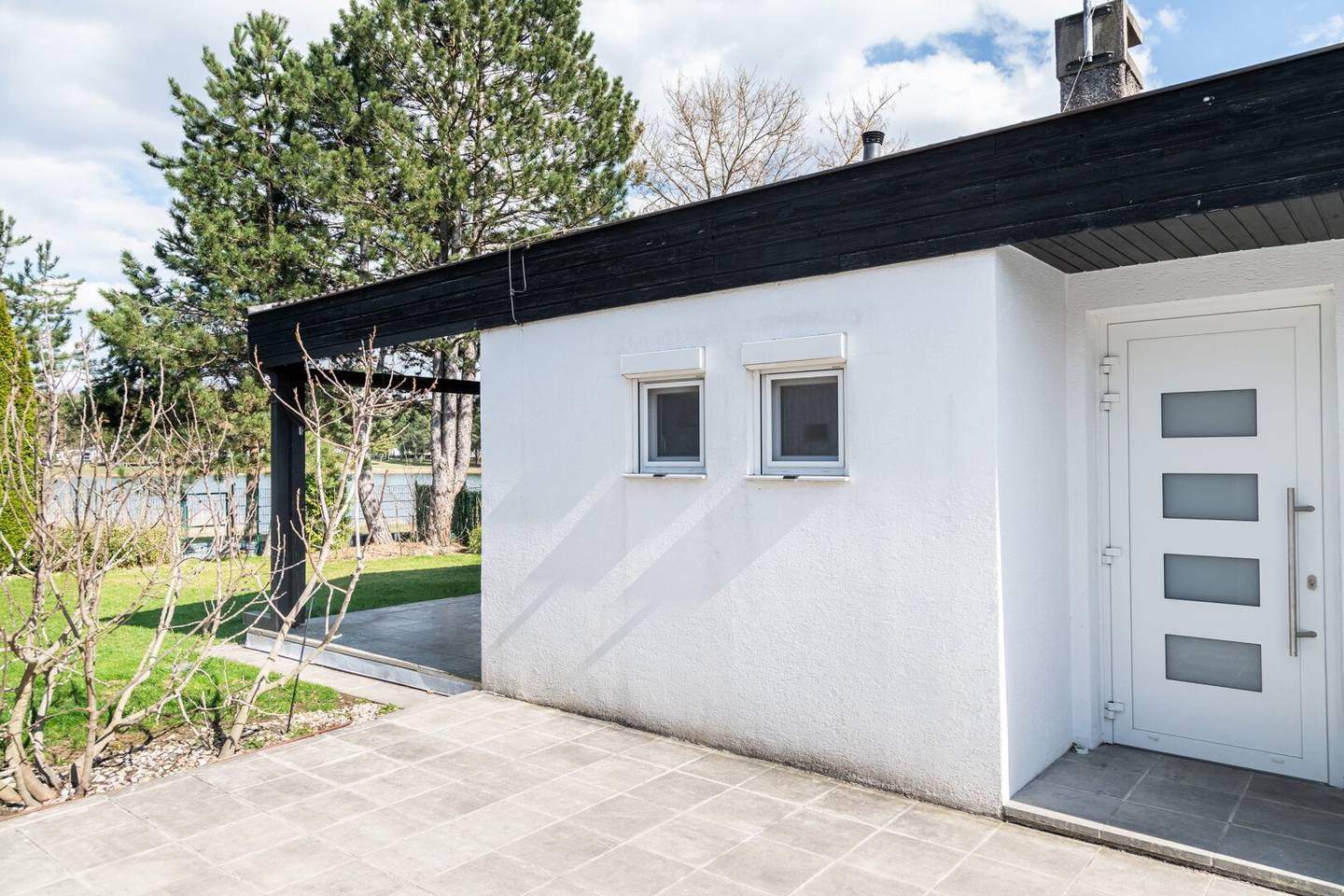 Wohnen am See – Bungalow in 1. Seereihe mit direktem Seezugang