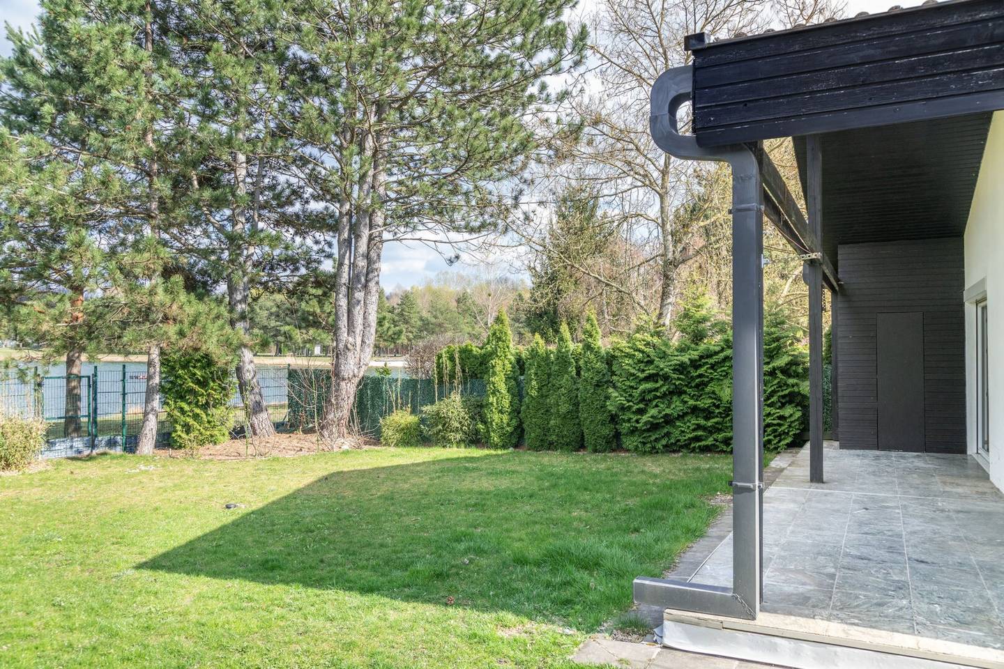 Wohnen am See – Bungalow in 1. Seereihe mit direktem Seezugang