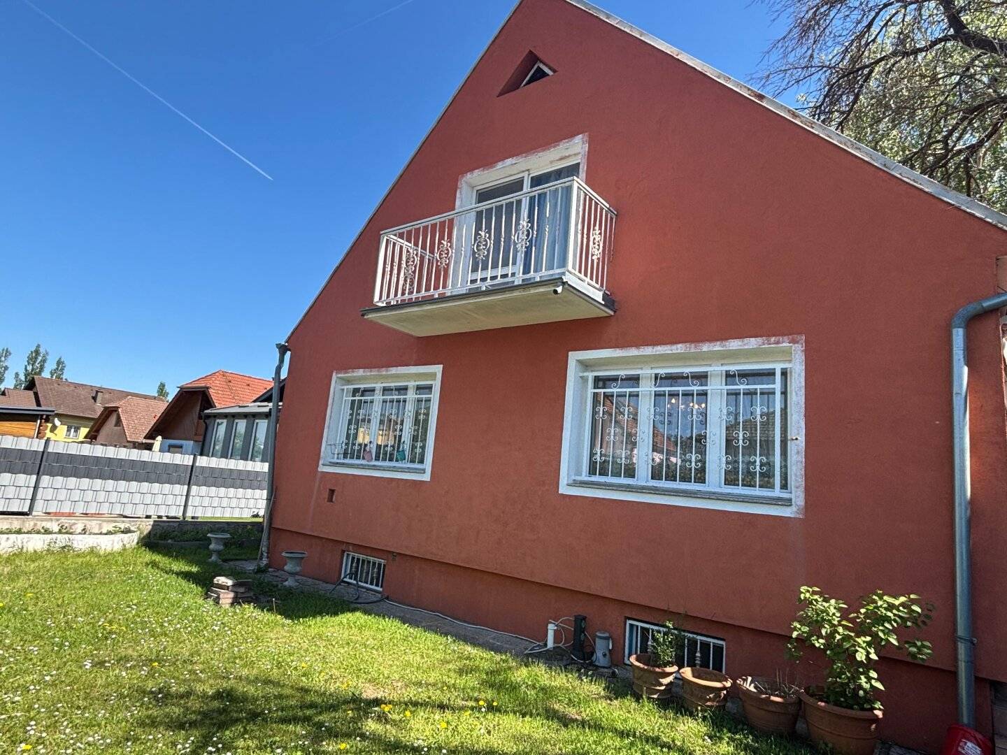 Baugrund mit Altbestand: sanierungsbedürftiges Einfamilienhaus mit viel Potential für neue Ideen - umweltbewusst und nachhaltig sanieren oder neu bauen nach eigenem Geschmack
