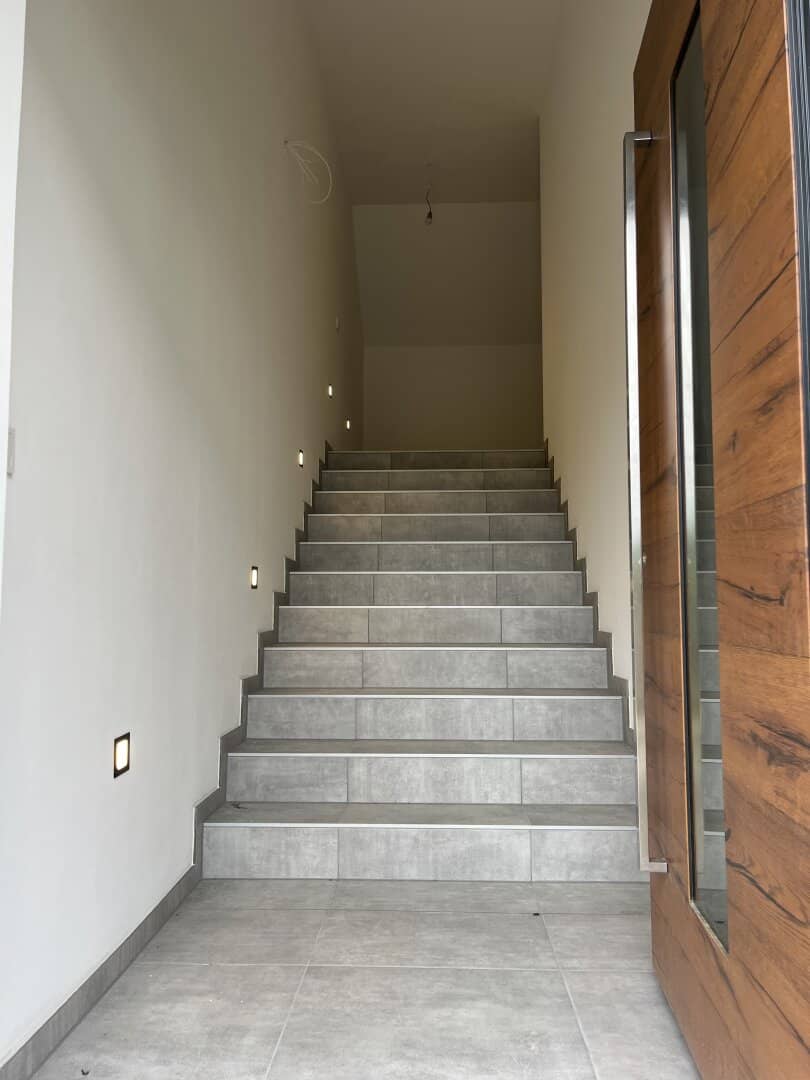 Wohnung in hochwertiger Ausführung mit Balkon und Carport in absoluter Ruhe- und Grünlage