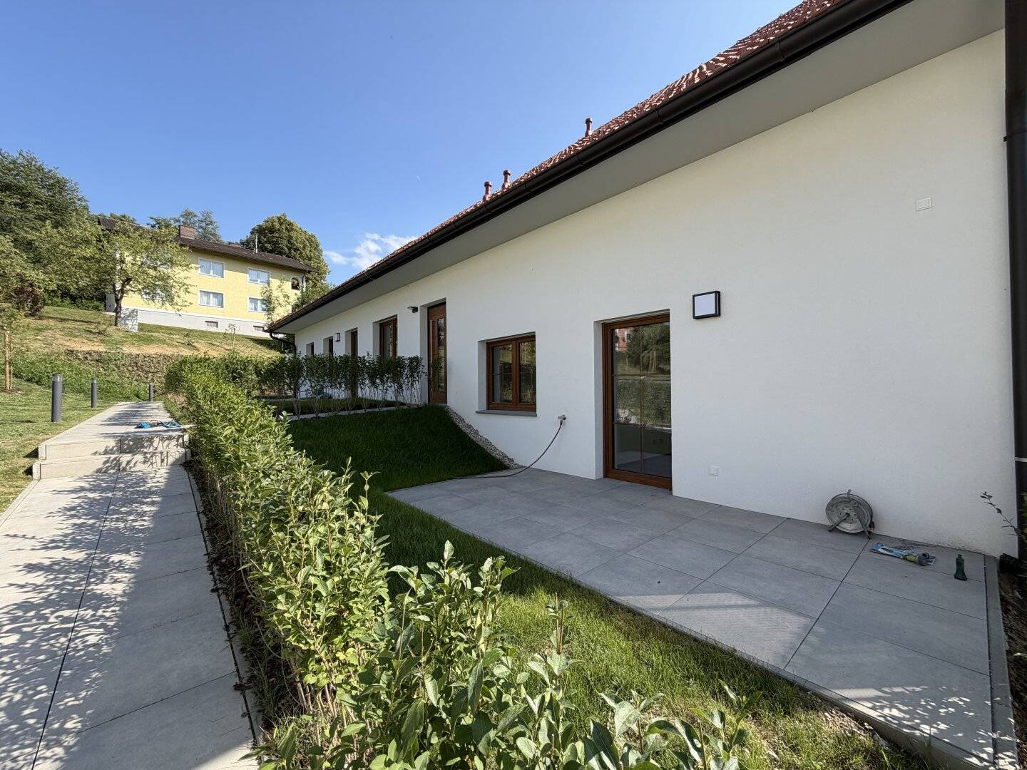 Hochwertige Neubauwohnung mit Eigengarten und Carpot, wohnen in absoluter Ruhe- und Grünlage