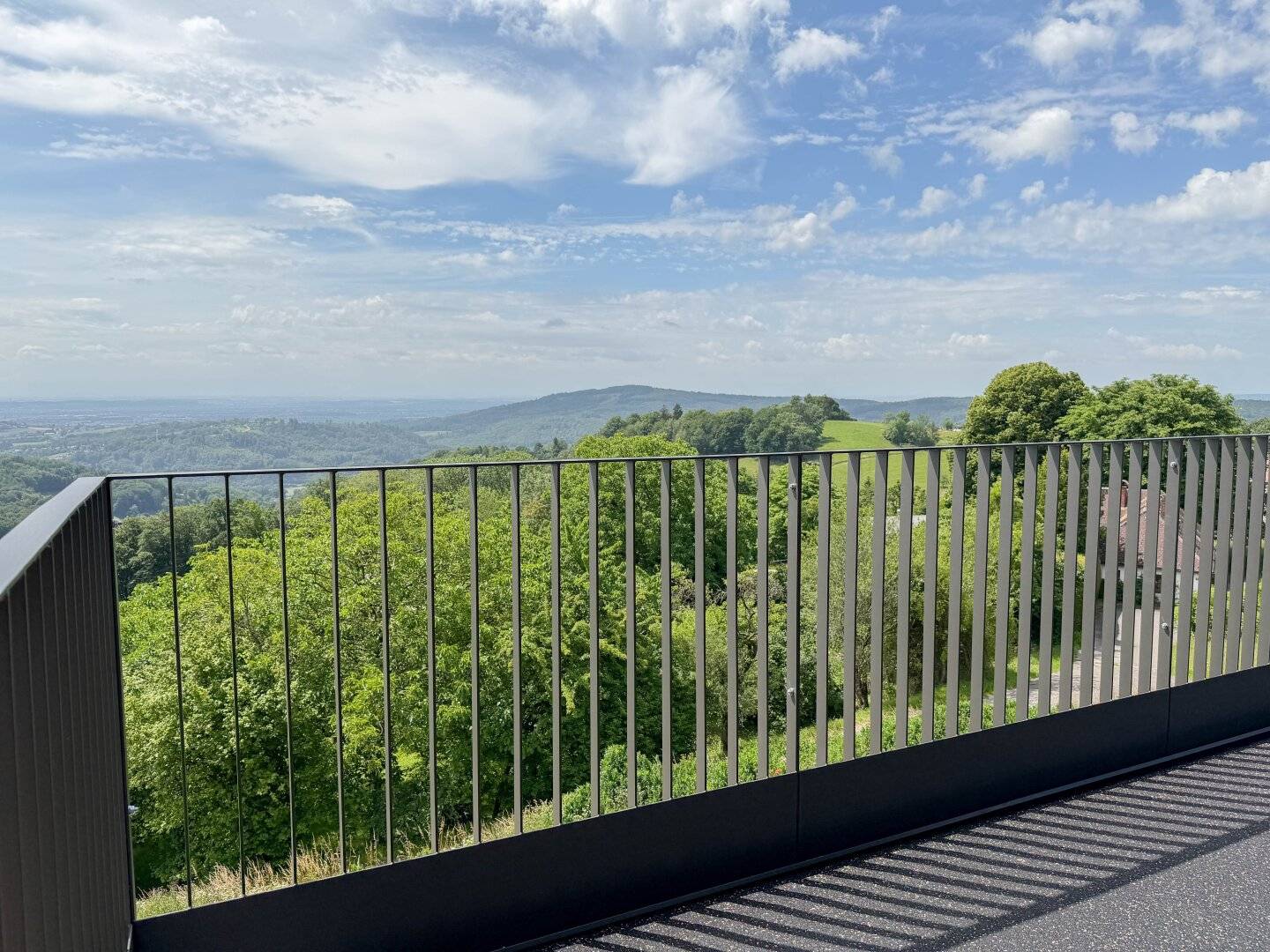 Exklusiver Erstbezug mit großem Balkon, zwei Stellplätzen und herrlichem Fernblick