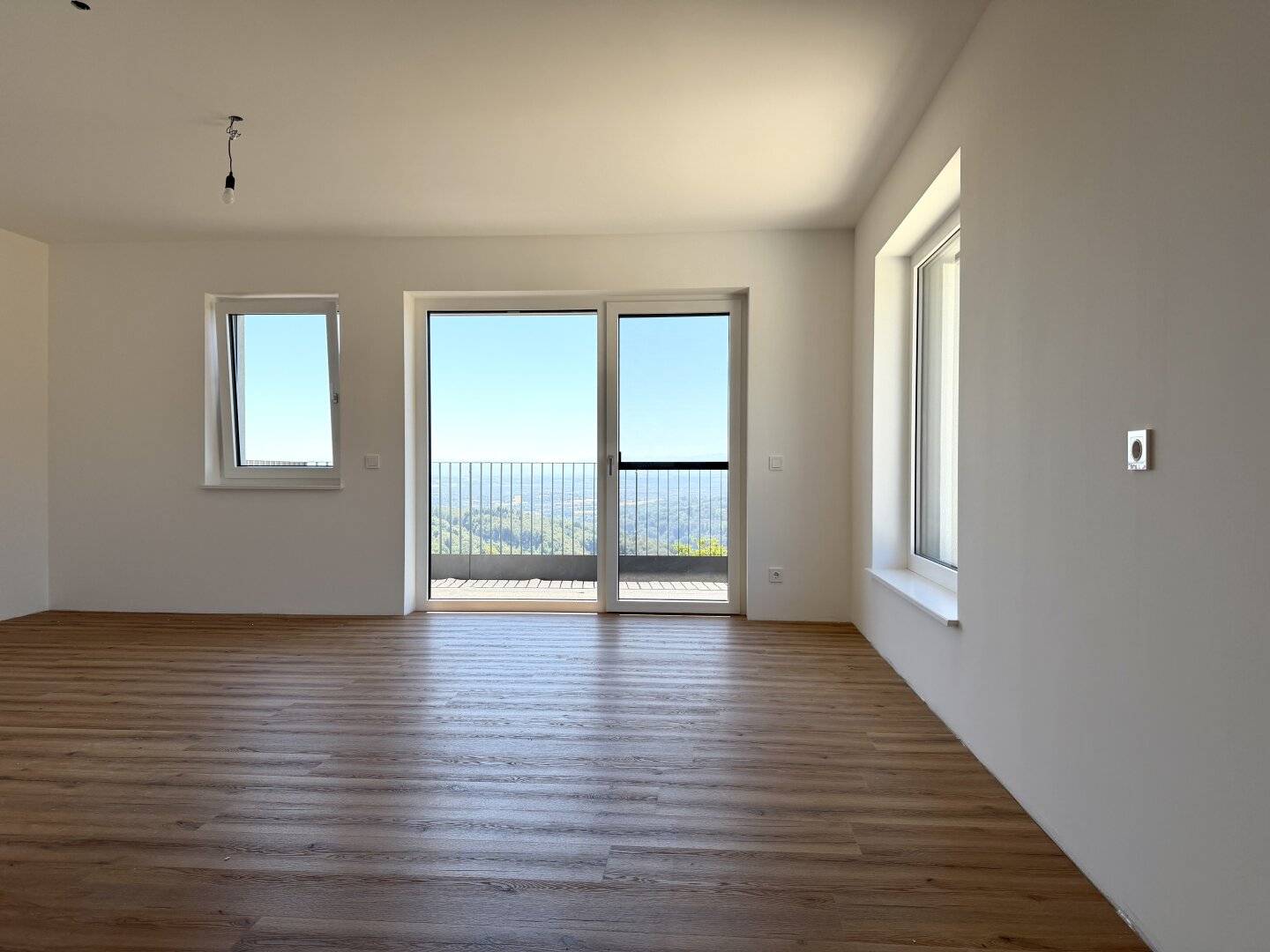 Exklusiver Erstbezug mit großem Balkon, zwei Stellplätzen und herrlichem Fernblick