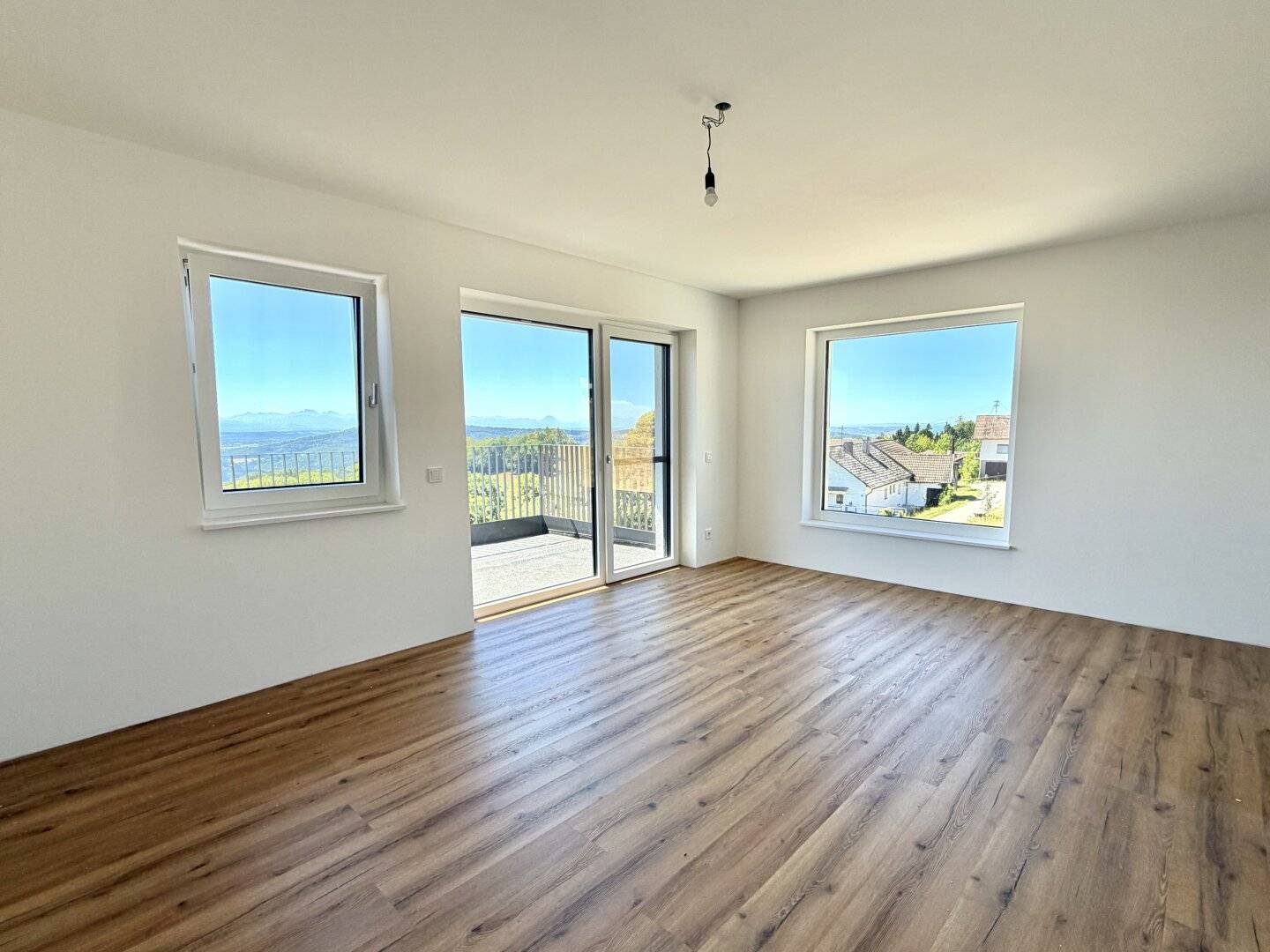 Exklusiver Erstbezug mit großem Balkon, zwei Stellplätzen und herrlichem Fernblick