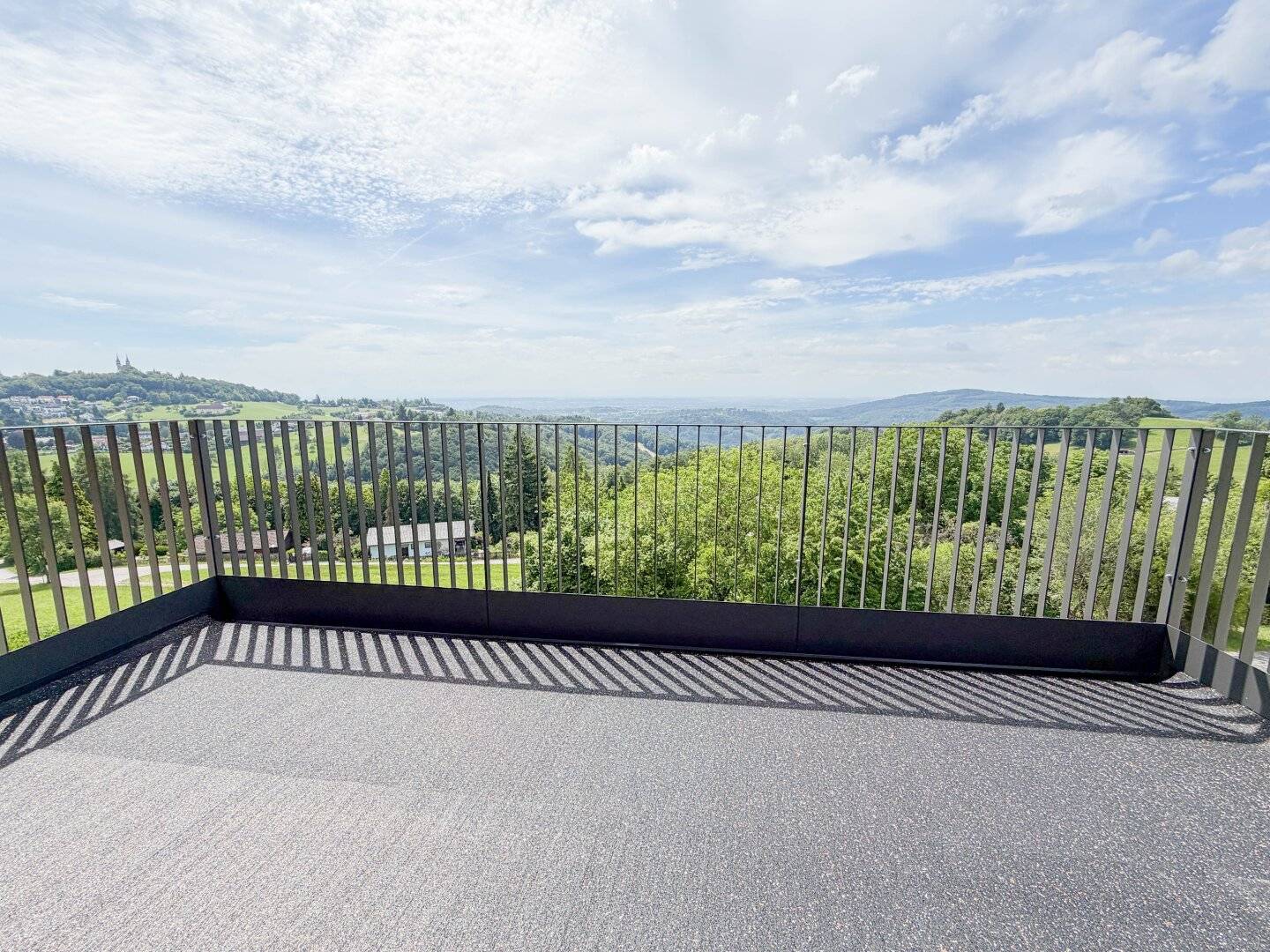 Exklusiver Erstbezug mit großem Balkon, zwei Stellplätzen und herrlichem Fernblick