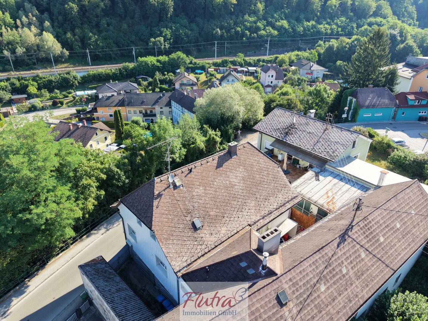 Ehemalige Betriebsliegenschaft mit Produktions- Verkaufs- und Lagerflächen + Wohnung