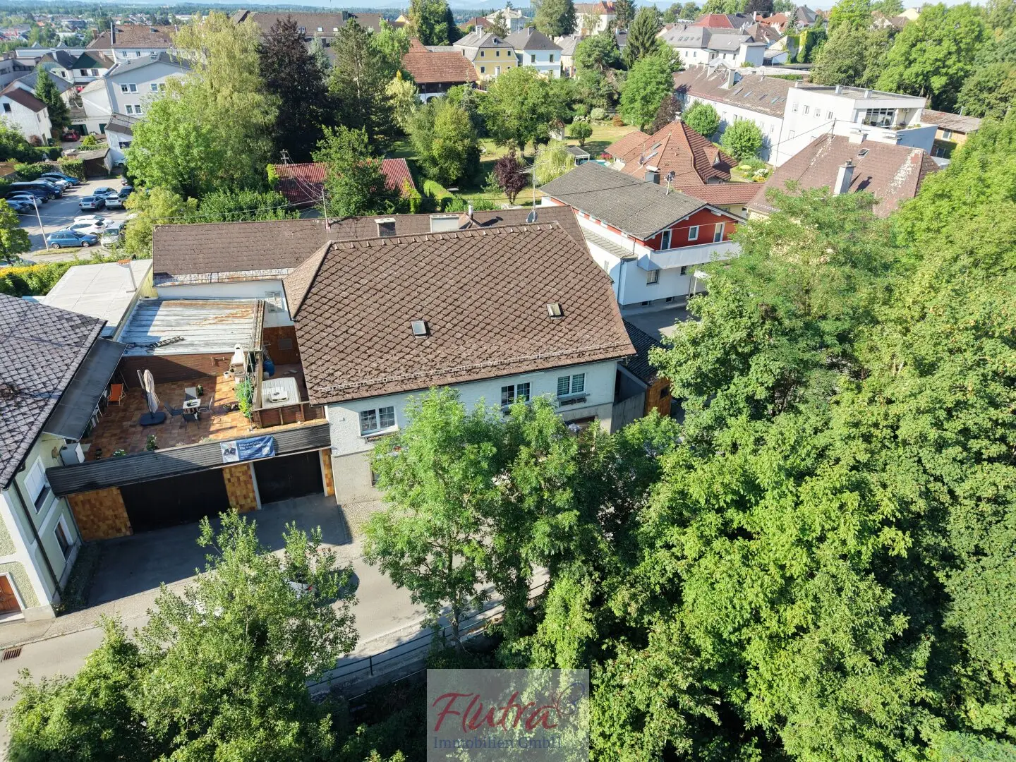 Ehemalige Betriebsliegenschaft mit Produktions- Verkaufs- und Lagerflächen + Wohnung