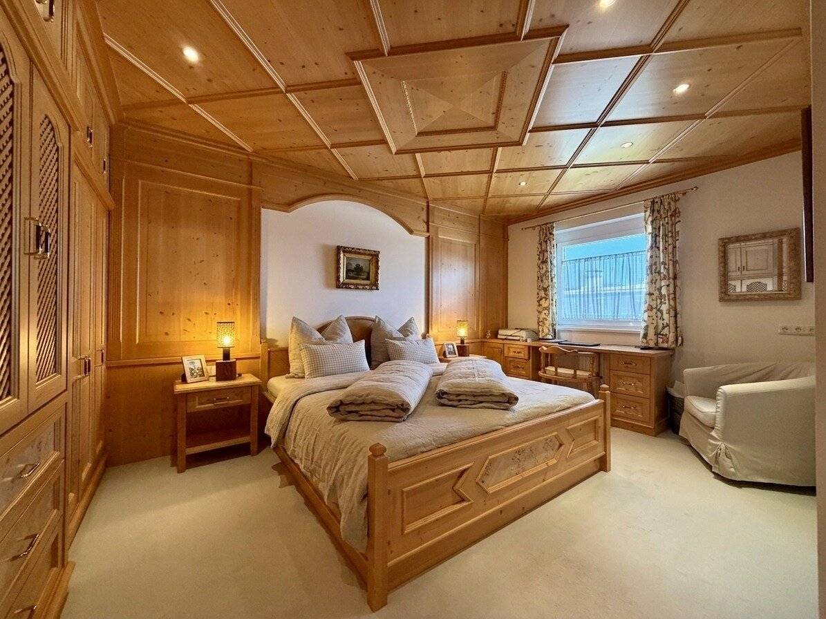 St. Johann in Tirol – Hochwertige Maisonettewohnung im Tiroler Landhausstil mit ca. 106 m² Wohnfläche, großzügiger Sonnenterrasse (ca. 44 m²) und zwei im Kaufpreis enthaltenen Tiefgaragenstellplätzen