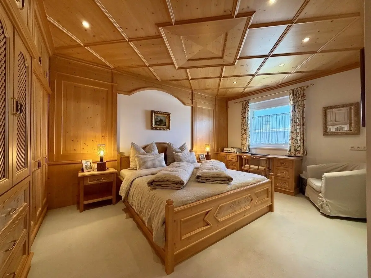 Preisreduktion! – Hochwertige Maisonettewohnung im Tiroler Landhausstil mit ca. 106 m² Wohnfläche, großzügiger Sonnenterrasse (ca. 44 m²) und zwei im Kaufpreis enthaltenen Tiefgaragenstellplätzen