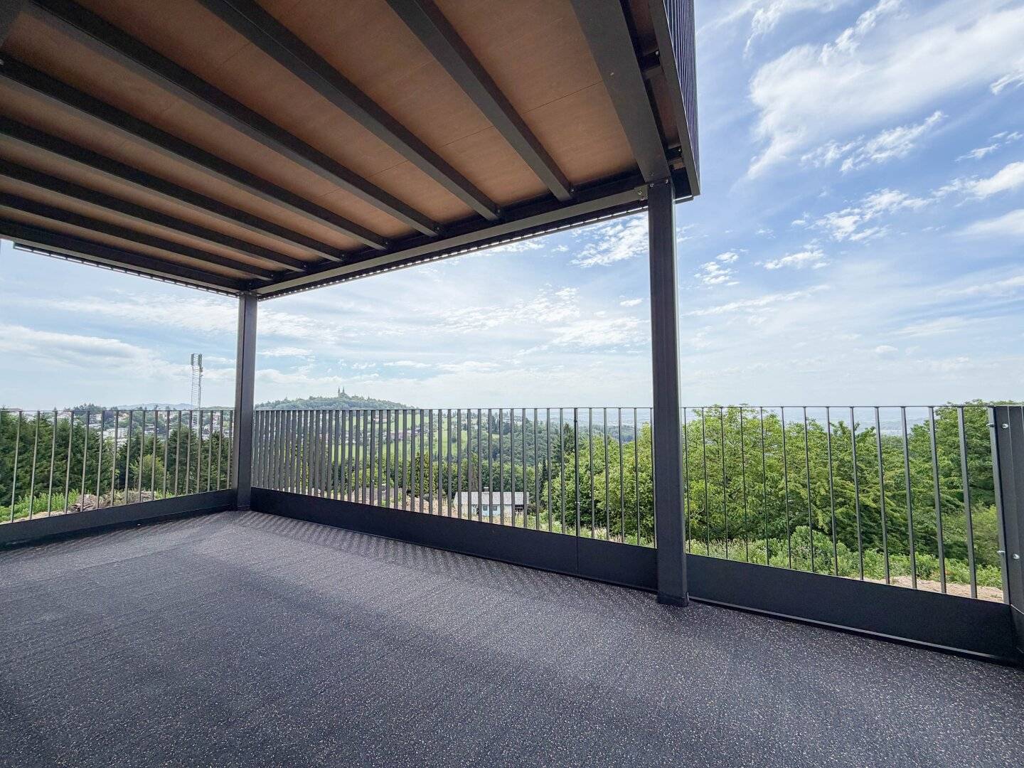 Exklusiver Erstbezug mit XXL Balkon, zwei Stellplätzen und herrlichem Fernblick