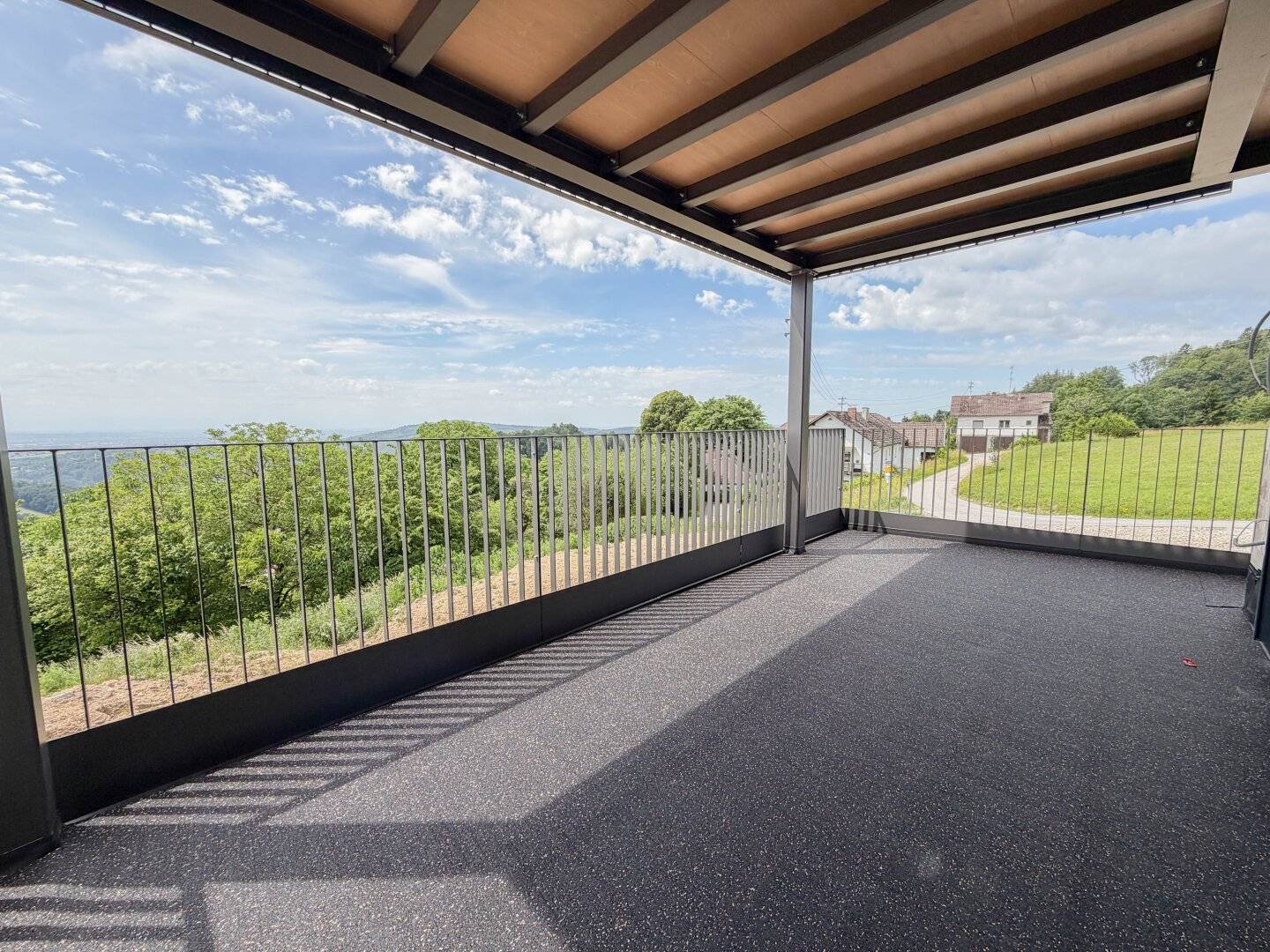 Exklusiver Erstbezug mit XXL Balkon, zwei Stellplätzen und herrlichem Fernblick