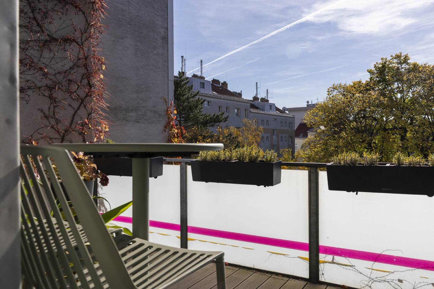 Großzügige DG Wohnung mit zwei Balkonen & Blick ins Grüne