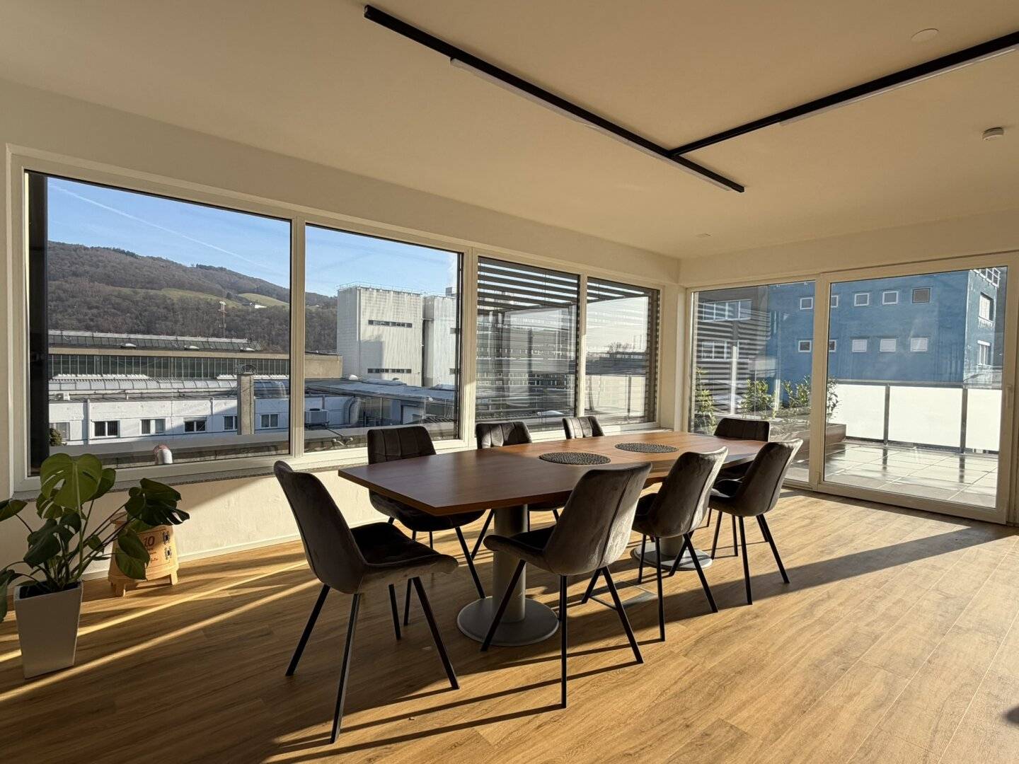 ERSTBEZUG, moderne Gewerbeimmobilie - vielseitig nutzbar mit großzügigen Büro- und Lagerflächen