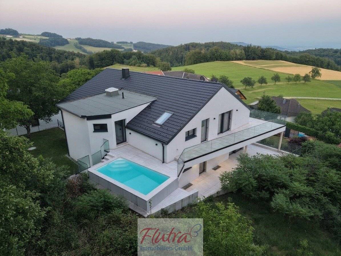 Luxus Villa mit 2 Einheiten und jeweils einem Pool, Terrasse, Doppelgarage uvm. in Altlichtenberg!