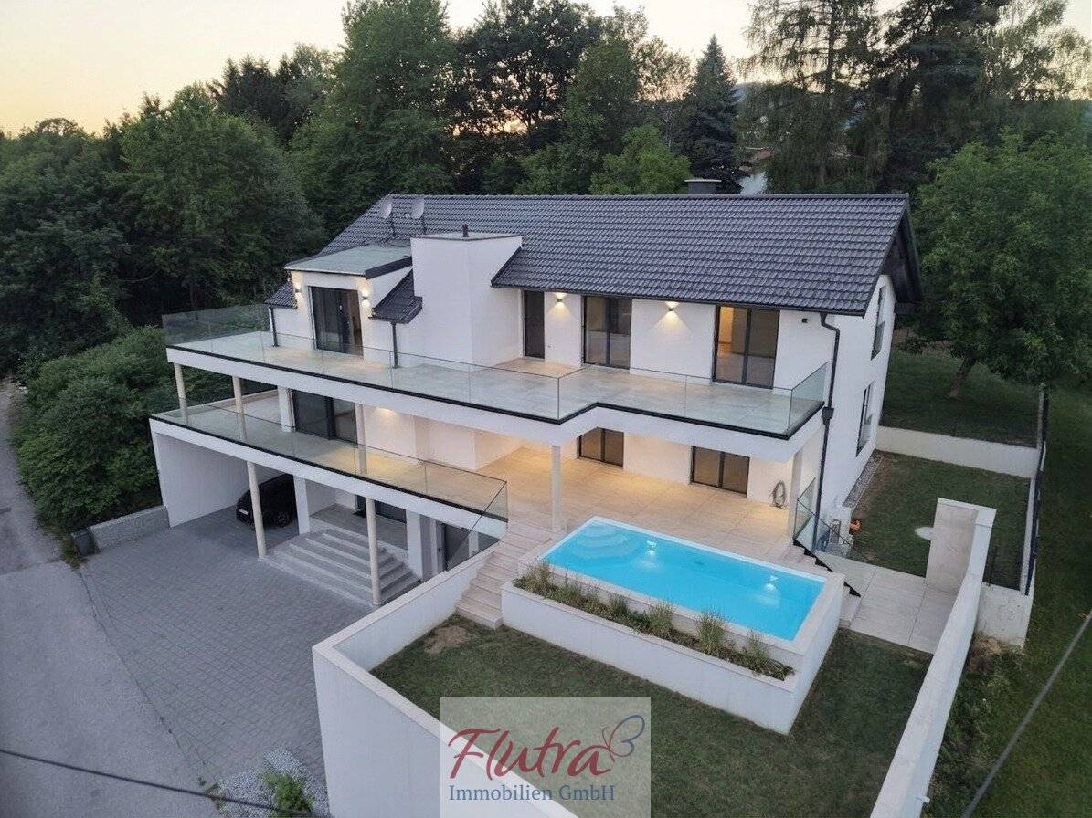 Luxus Villa mit 2 Einheiten und jeweils einem Pool, Terrasse, Doppelgarage uvm. in Altlichtenberg!