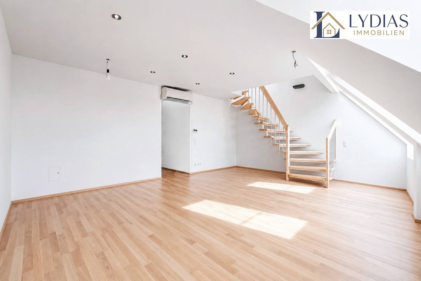Traumhafte und ruhige DG-Wohnung 2-3 Zimmer mit Terrasse zum Innenhof, Top Lage und hervorragende Infrastruktur!