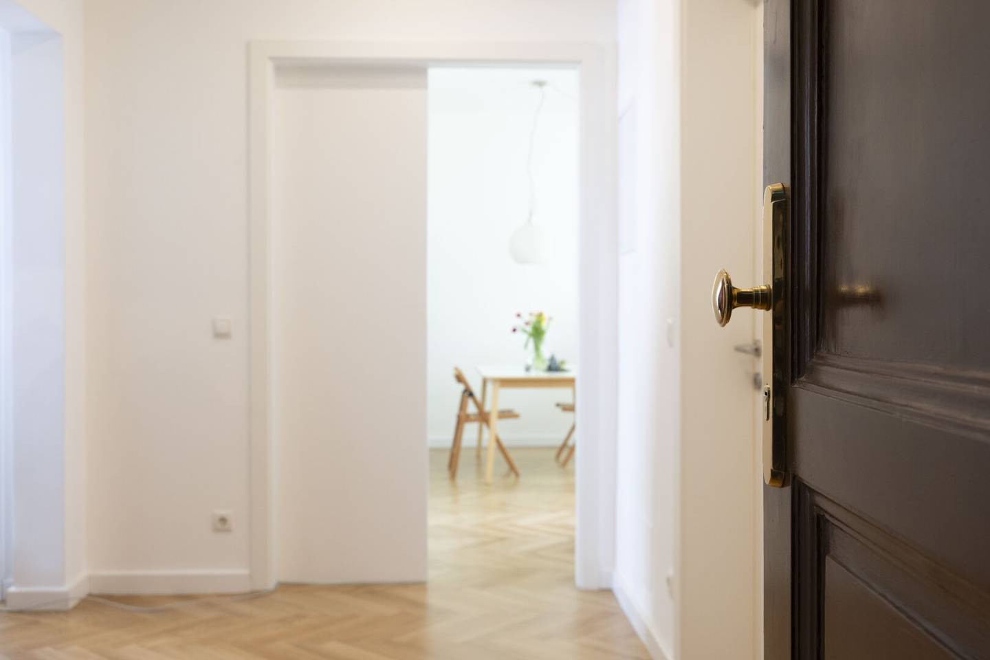 Wohnen mit Stil – Generalsanierter Altbau mit SW-Balkon & perfekter Infrastruktur