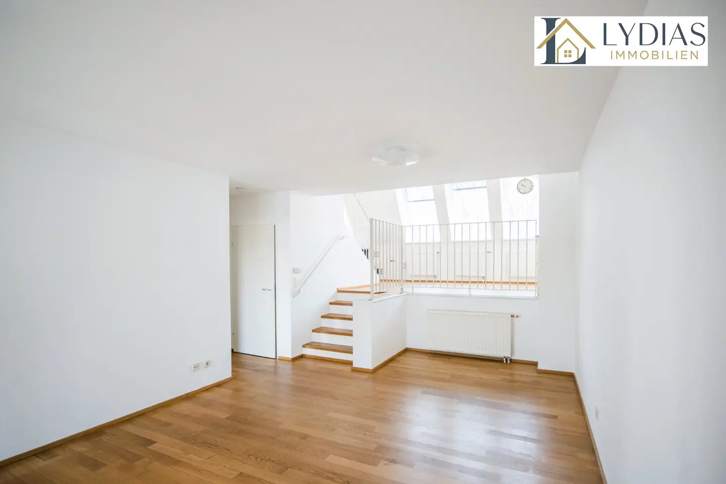 Traumhafte und helle DG-Wohnung mit 4 Zimmer und hofseitiger Terrasse - Top-Infrastruktur