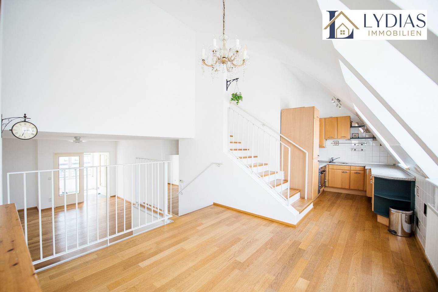 Gemütliche und helle DG-Wohnung auf zwei Ebenen - 4 Zimmer mit hofseitiger Terrasse - Top-Infrastruktur