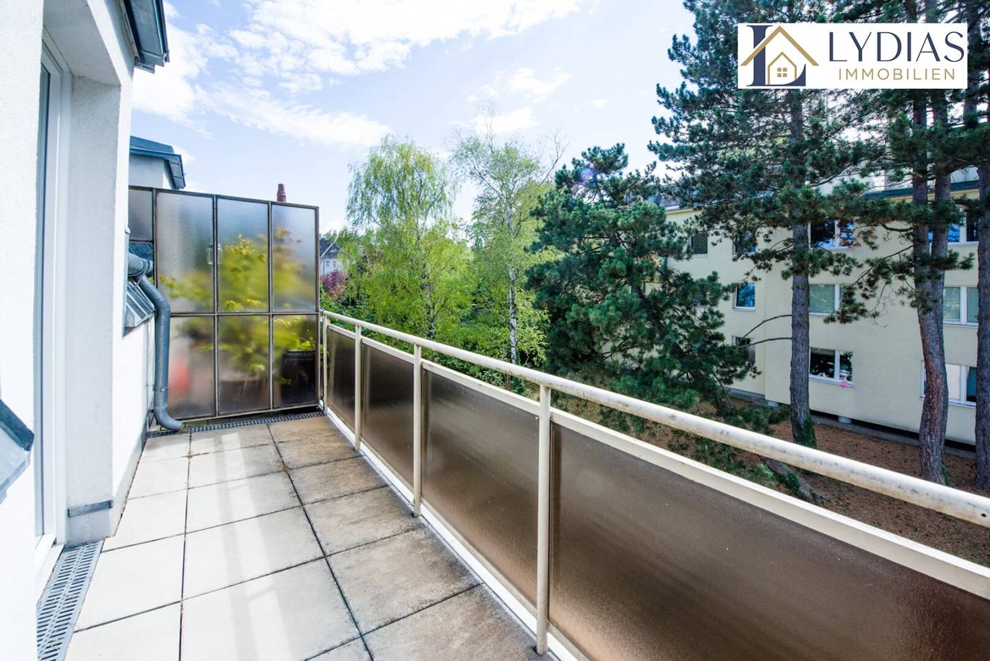 Gemütliche und ruhige 2-Zimmer Wohnung mit Balkon, beide Zimmer mit Blick zum begrünten Innenhof - Top Infrastruktur/ Nähe Station-U4 Hütteldorf!