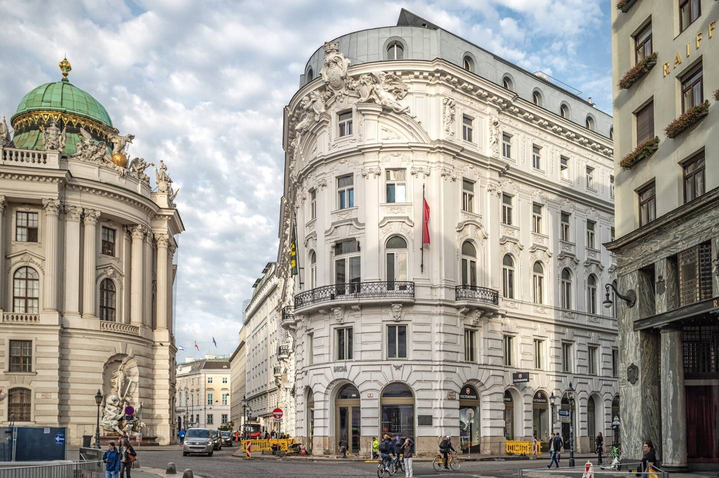 Top inner city location at Michaelerplatz Private office room in the Business Center commission free
