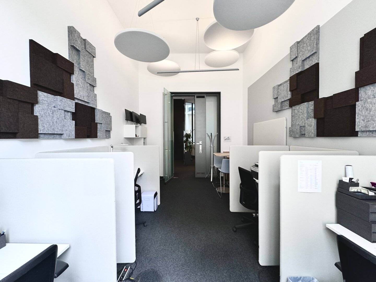 Top inner city location at Michaelerplatz Private office room in the Business Center commission free