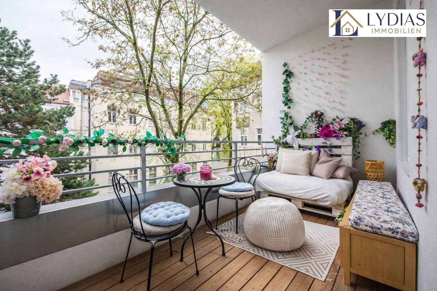 Traumhafte 2-Zimmer-Altbauwohnung mit Loggia zum Innenhof, sehr gepflegt, Top-Anbindung / Kurzzeitvermietung evtl. möglich