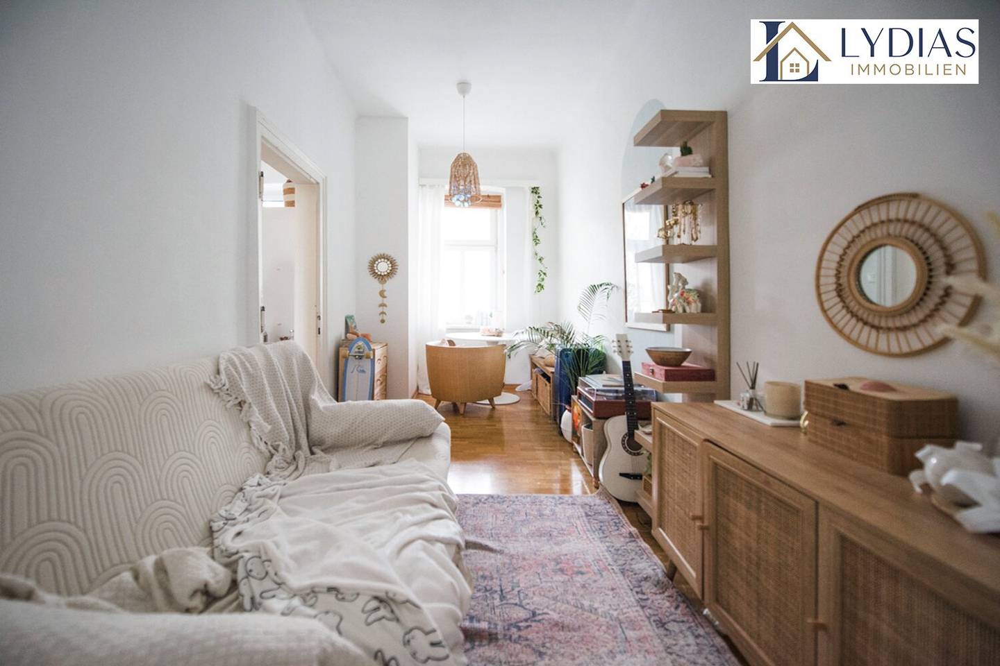 Traumhafte 2-Zimmer-Altbauwohnung mit Loggia zum Innenhof, sehr gepflegt, Top-Anbindung / Kurzzeitvermietung evtl. möglich