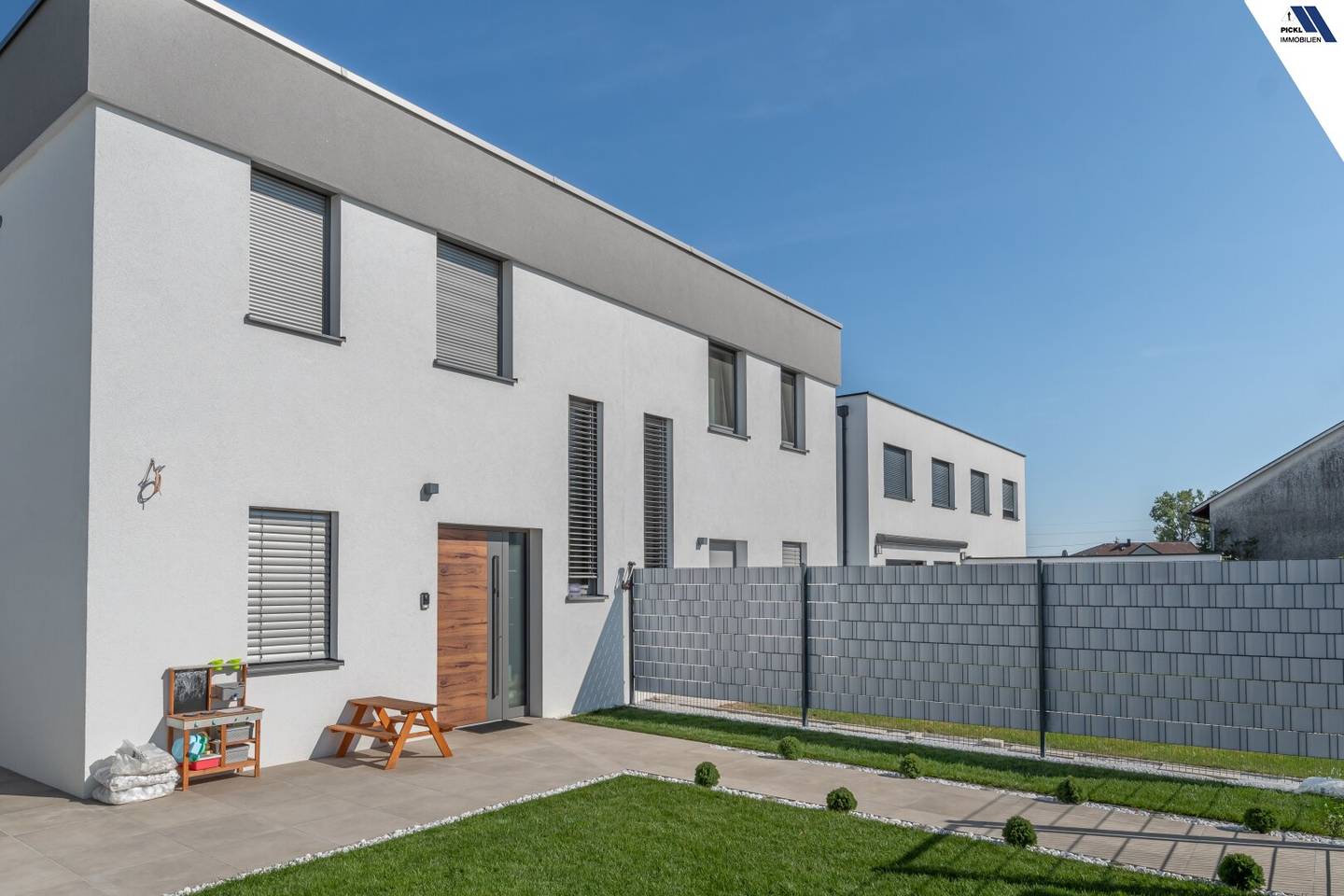 Neuwertige Doppelhaushälfte mit Pool, 3 Stellplätzen und hochwertiger Ausstattung