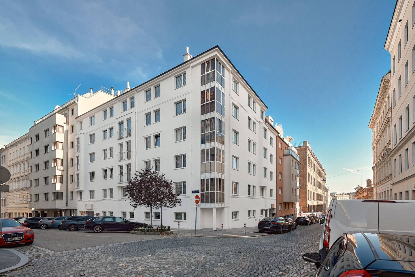 Car stack parking in Schlagergasse/Severingasse near Volksoper and WUK