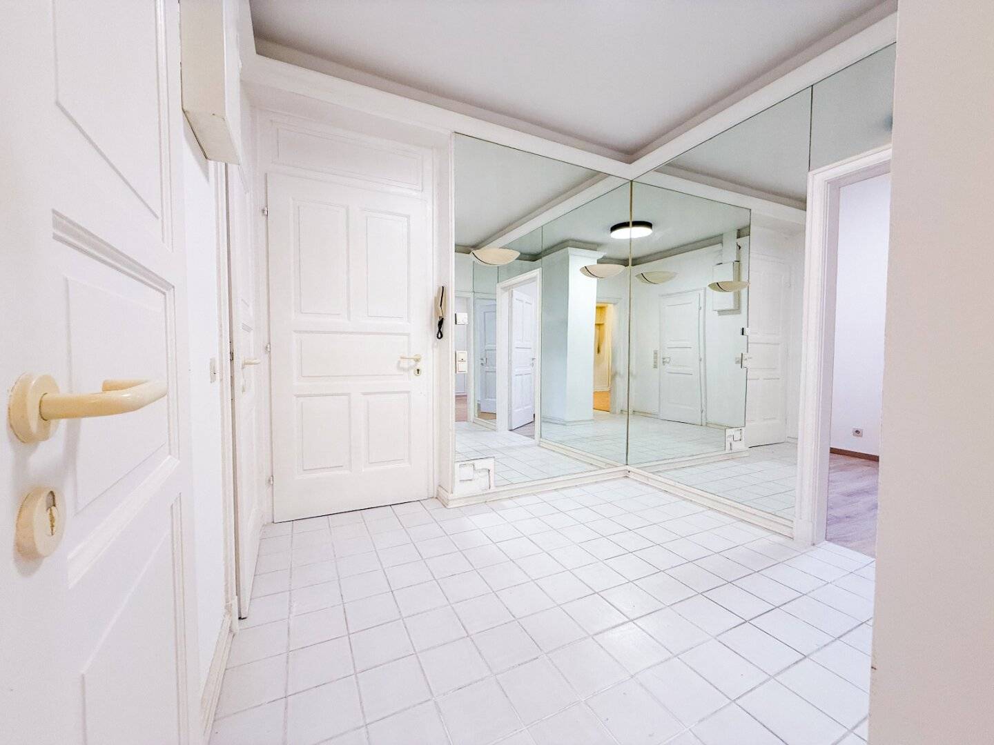 Frisch sanierte 4 Zimmer WG-Wohnung in toller Lage