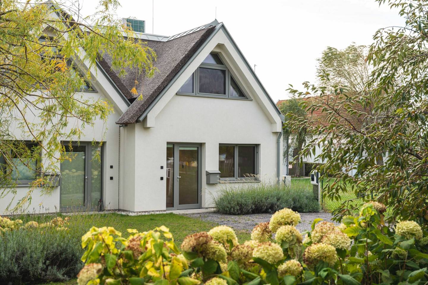 Modernes Seehaus in Weiden am See mit Garten und Bootsanleger