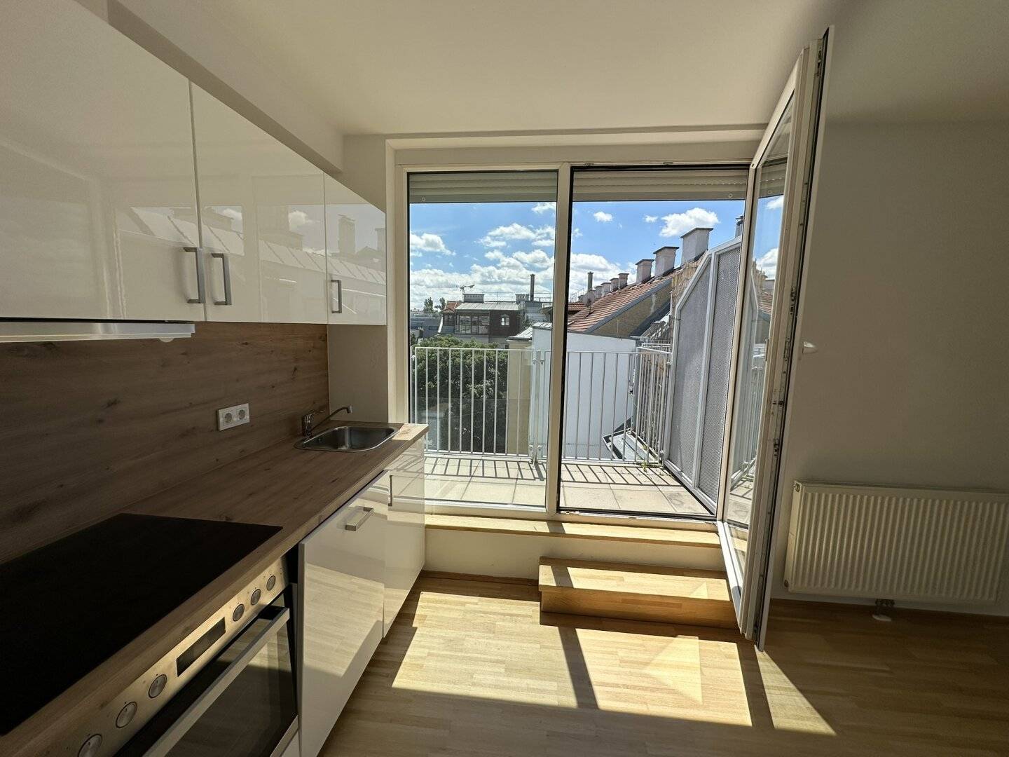 SOMMERAKTION: Halbe Maklerprovision sparen bis 31.8.! Großzügige Dachgeschoß-Maisonettewohnung mit Terrasse Nähe AKH