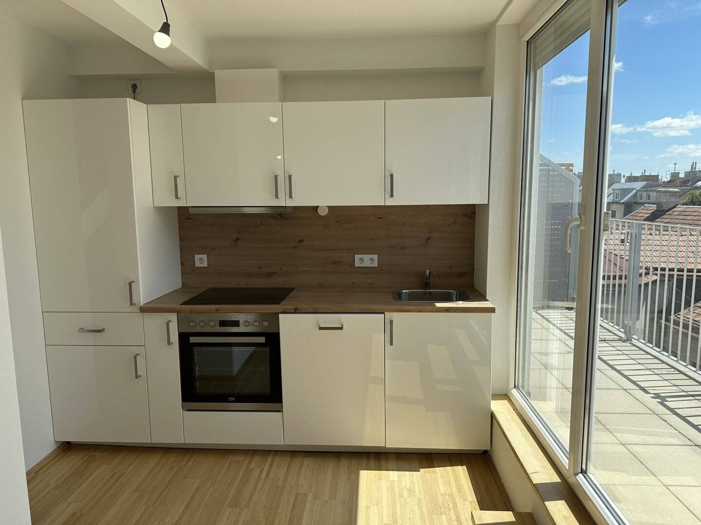 SOMMERAKTION: Halbe Maklerprovision sparen bis 31.8.! Großzügige Dachgeschoß-Maisonettewohnung mit Terrasse Nähe AKH